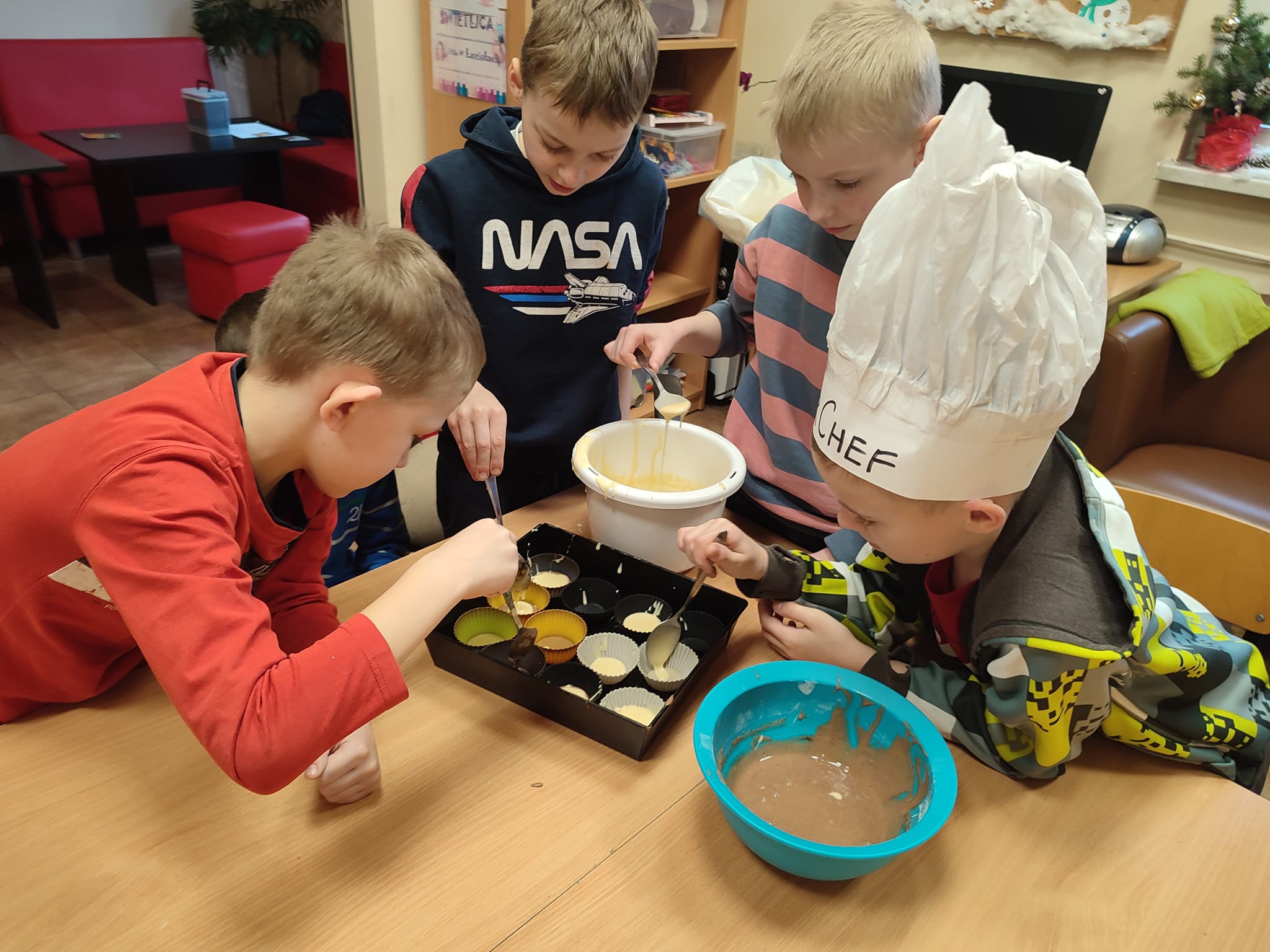 Dzieci podczas zajęć kulinarnych
