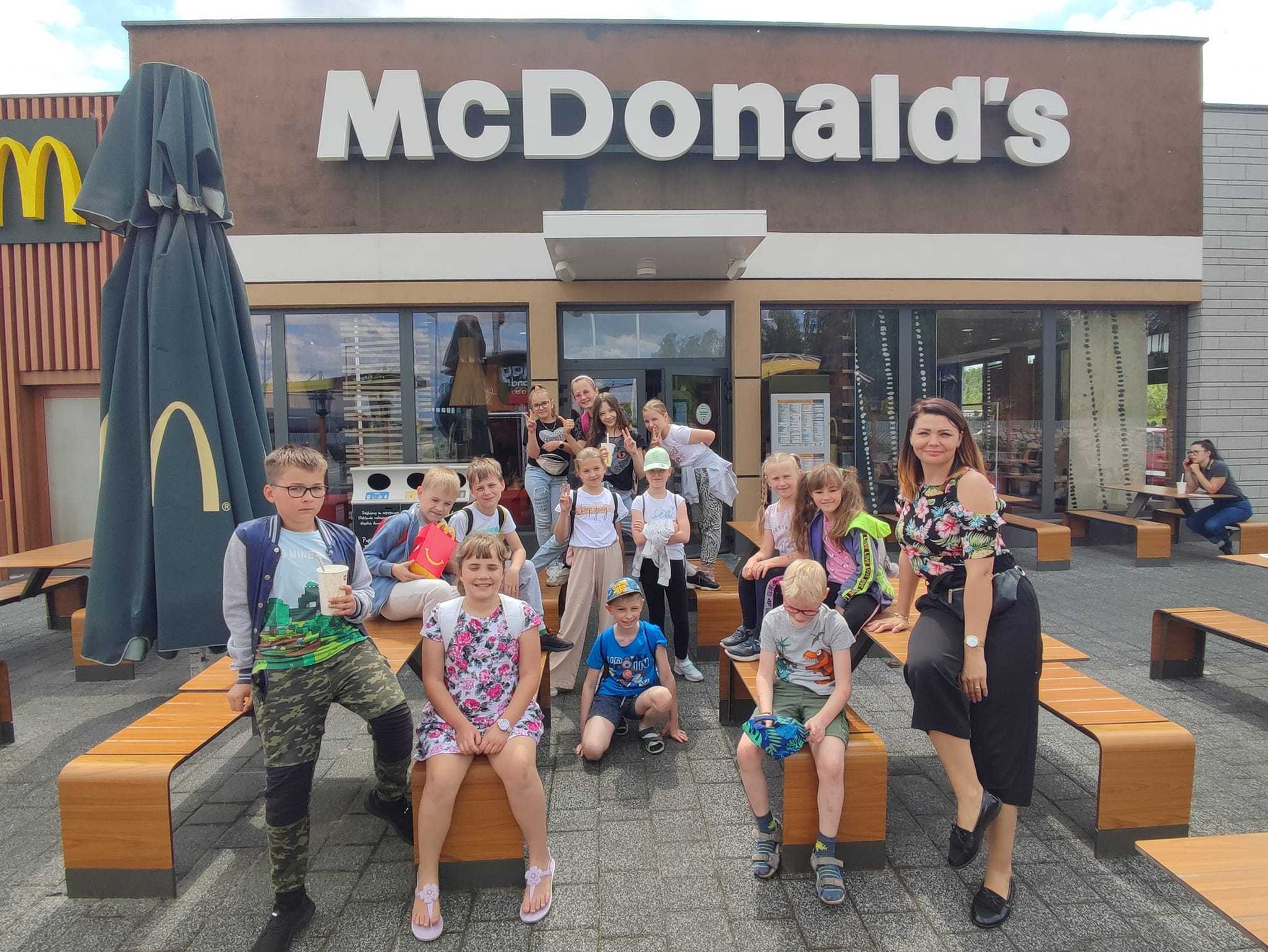 Wychowankowie świetlicy pod McDonald's