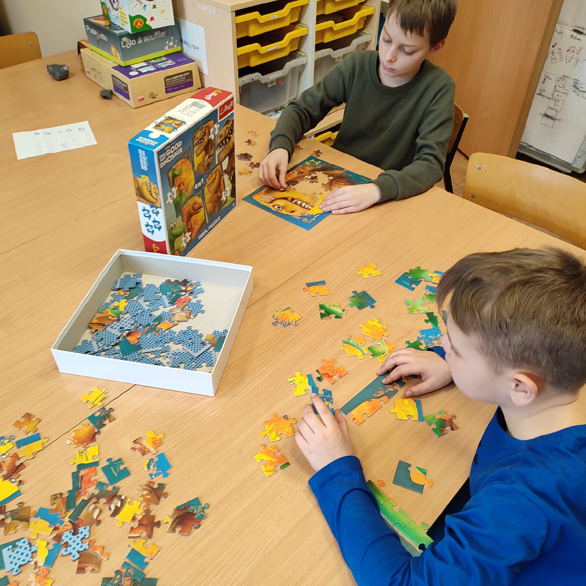 Chłopcy ukladają puzzle