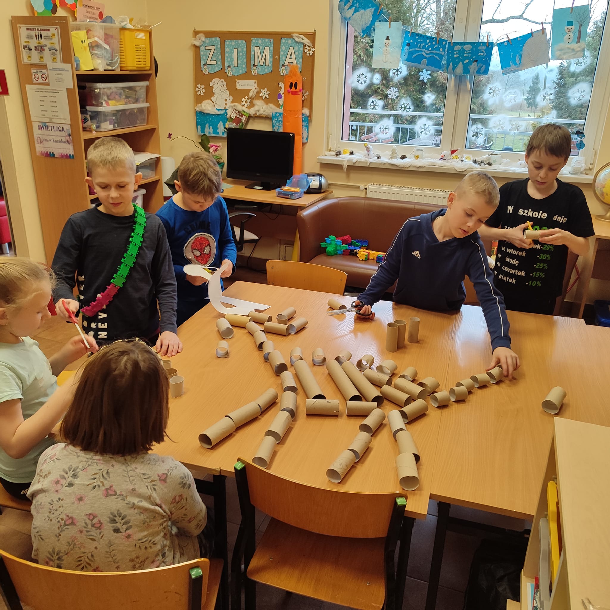 Dzieci wykonują szkielet dinozaura