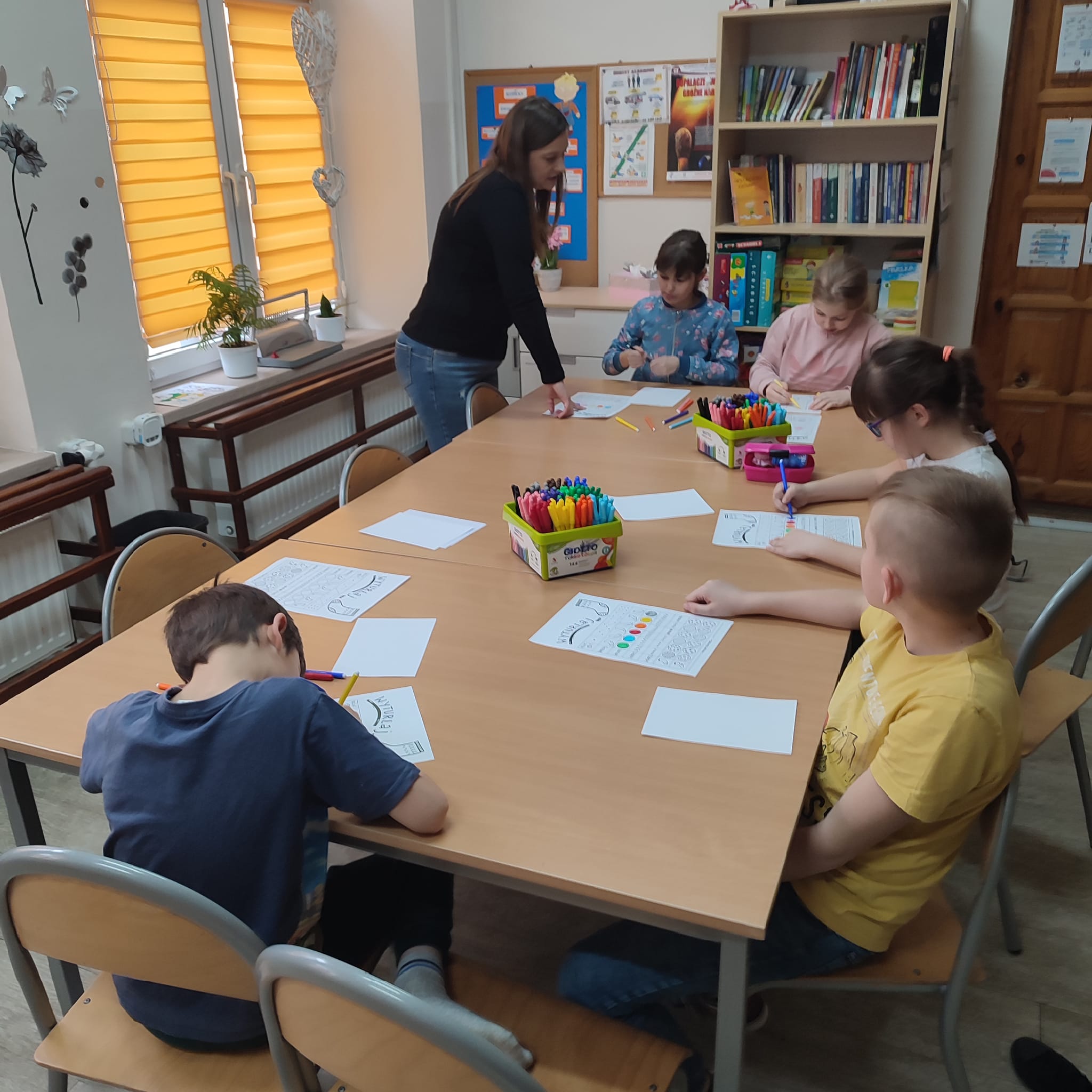 Dzieci z wychowawcą podczas zajęć