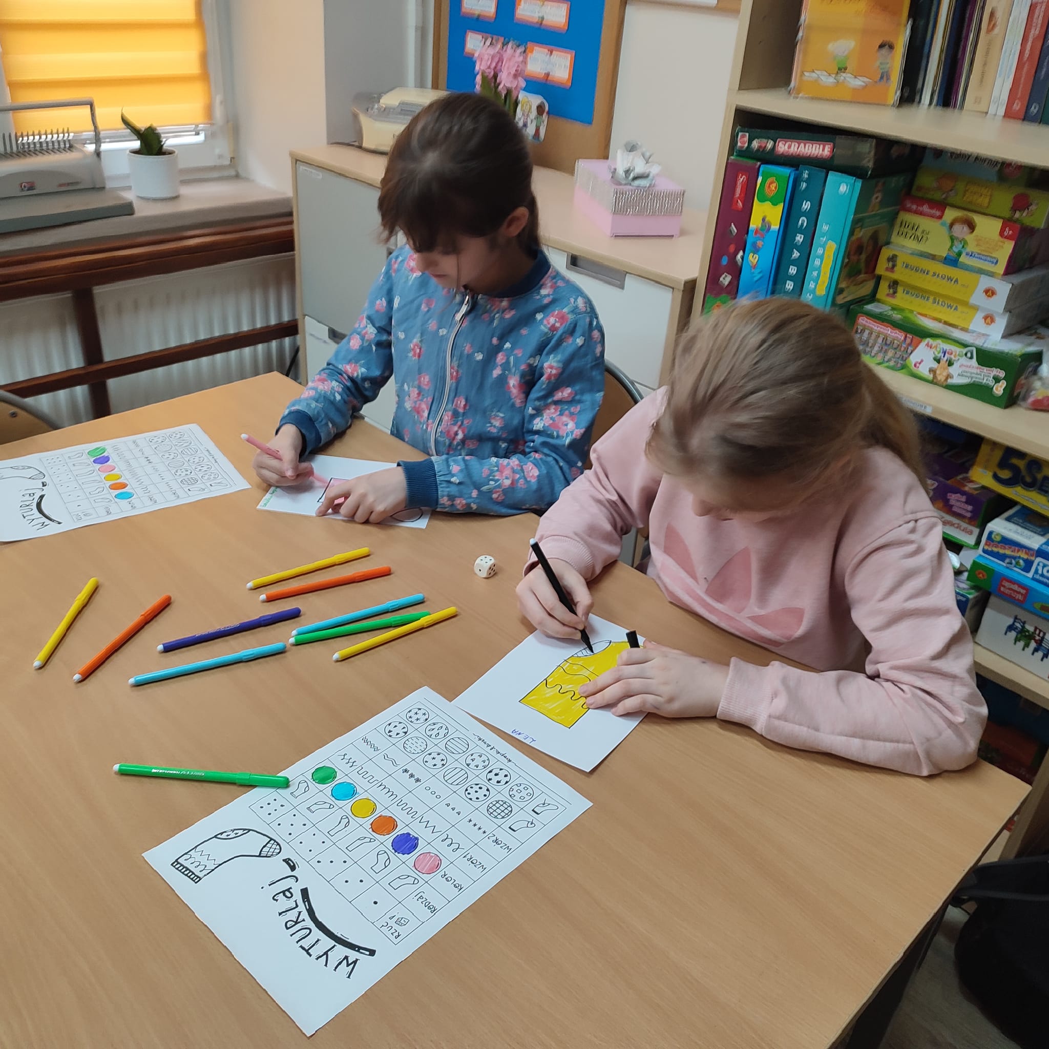 Dziewczynki projektują skarpetki 