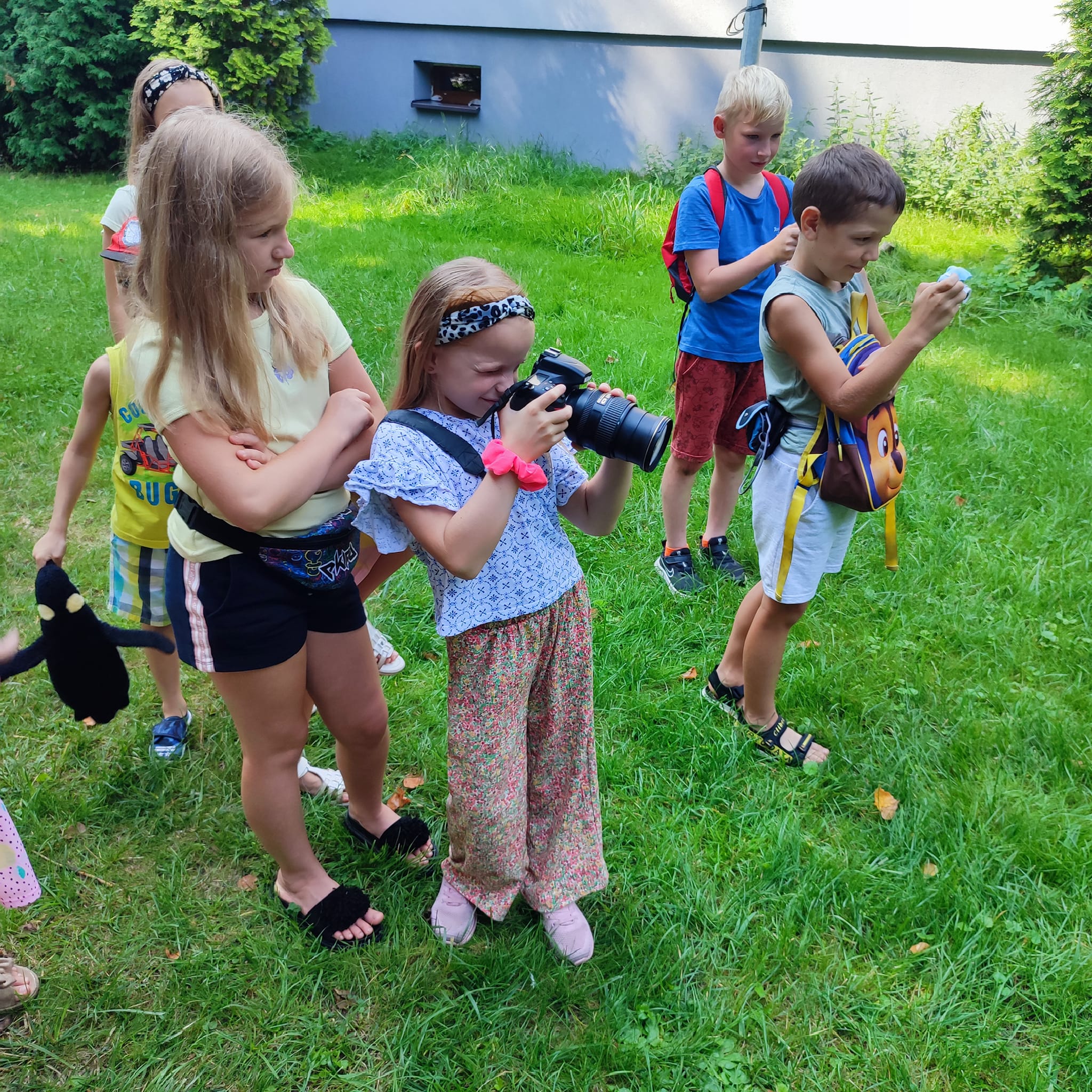 Dzieci robią zdjęcia aparatami