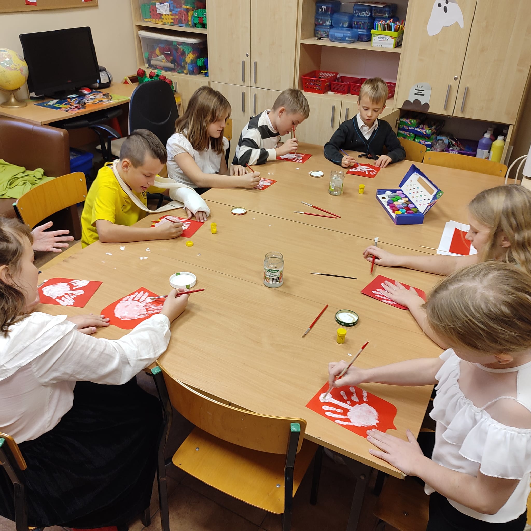 Dzieci wykonuja godło Polski 