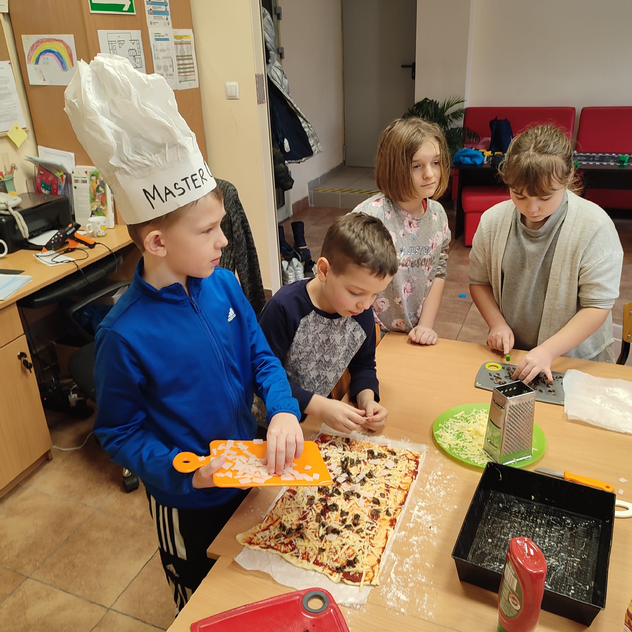 Dzieci przygotowują pizzerinki