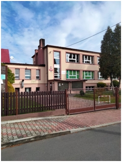 To jest budynek Szkoły Podstawowej w Krostoszowicach gdzie znajduje się świetlica.