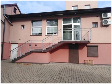 Wejście do filii znajduje się z tyłu budynku Ochotniczej Straży Pożarnej w Łaziskach. Żeby wejść do filii świetlicy należy wejść po schodach i wejść do budynku.